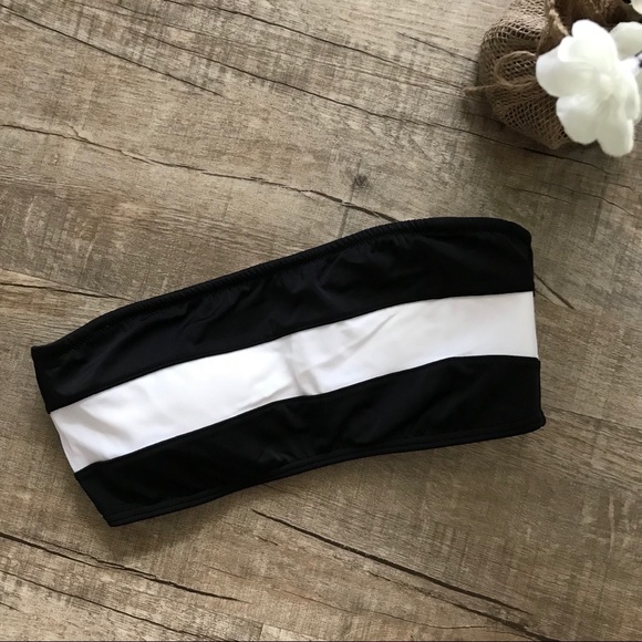 Victoria's Secret Other - 💙💙Victoria’s Secret Black & White Bikini Top